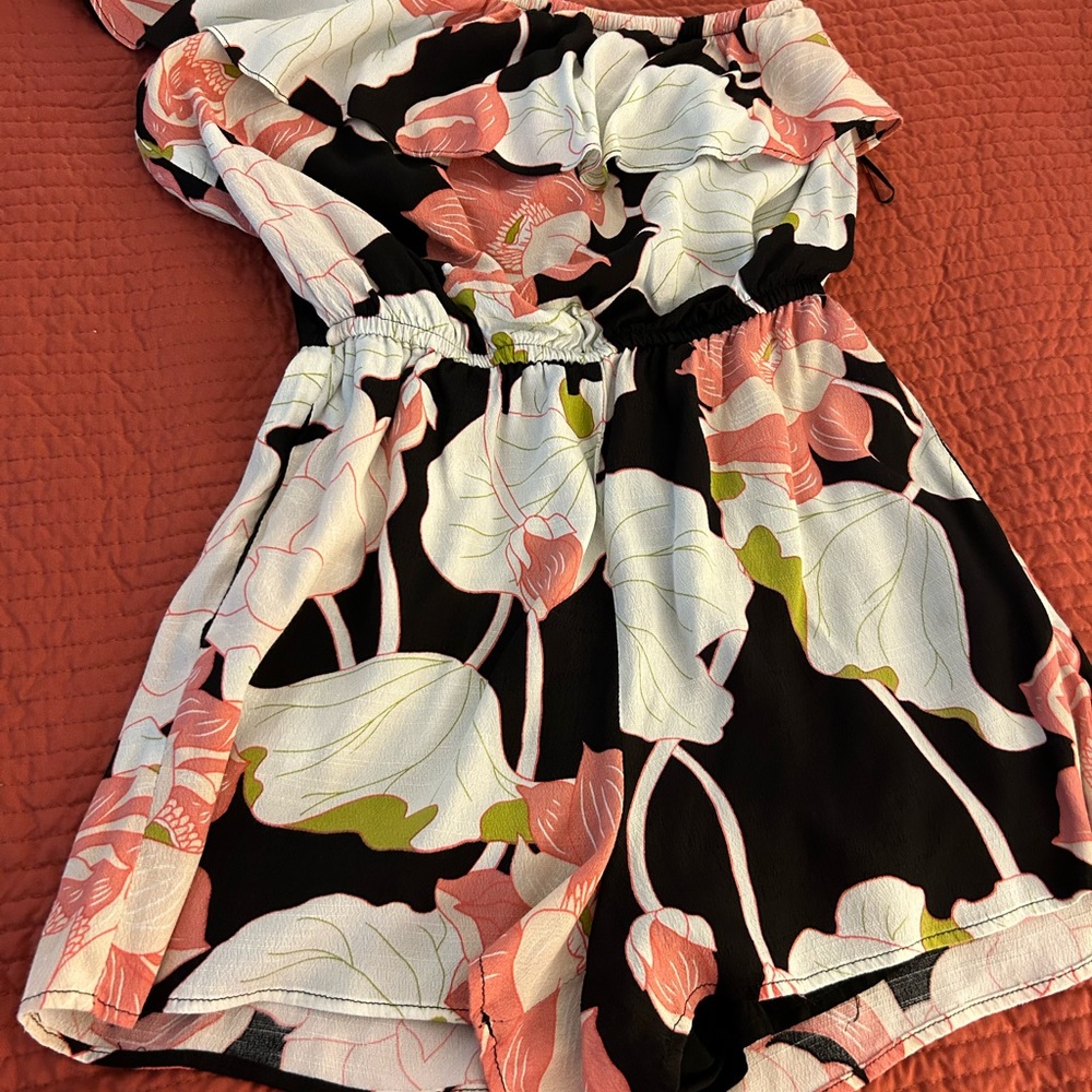 Cupcakes and Cashmere floral lined romper Small - Picture 4 of 4